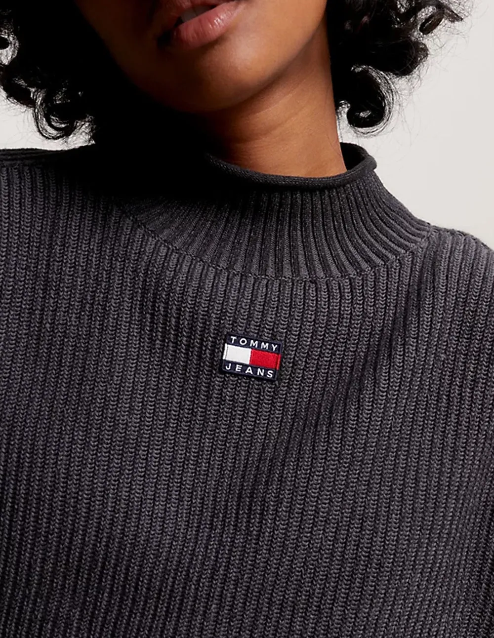 Jersey Tommy Jeans Cropped con Parche Negro Mujer