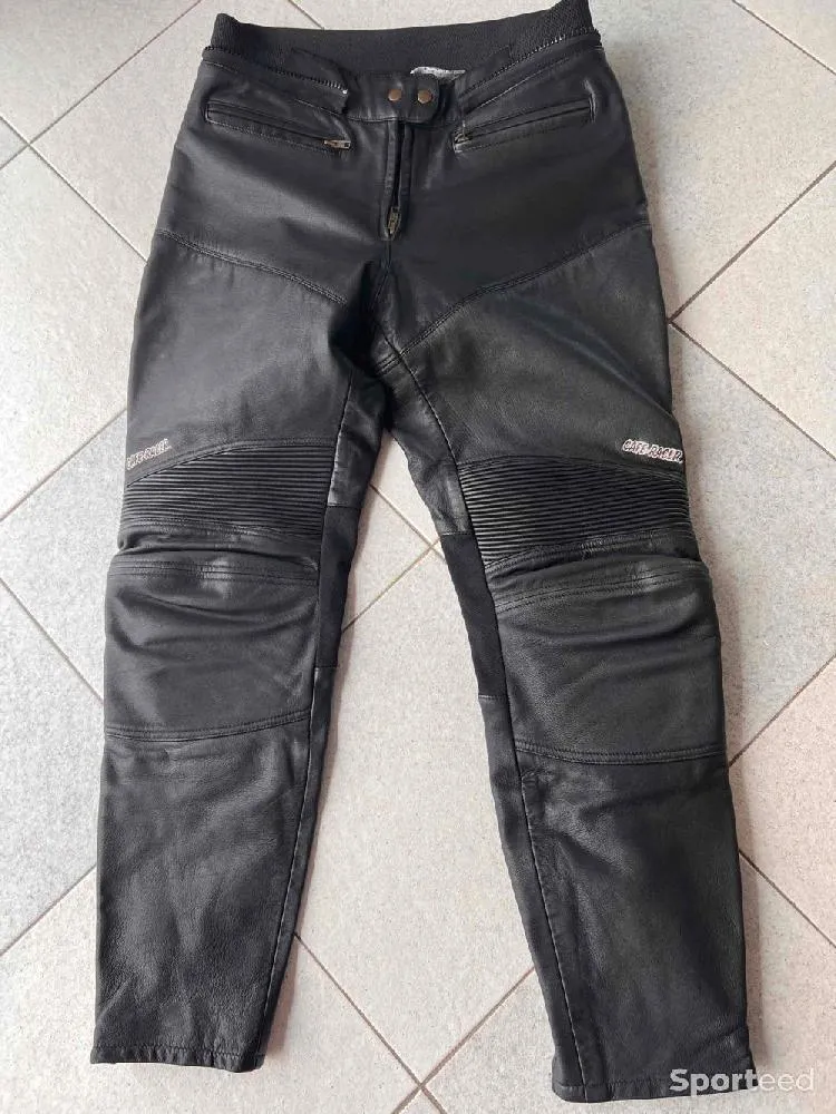 Pantalon cuir café racer T44 d'occasion Ajouté le : 31/05/2023