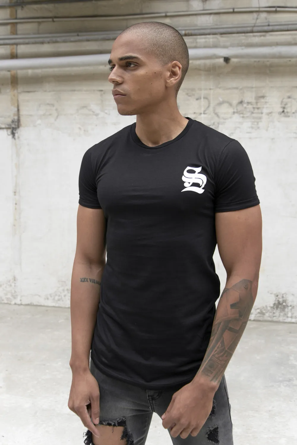 T-shirt moulant logo gothique noir