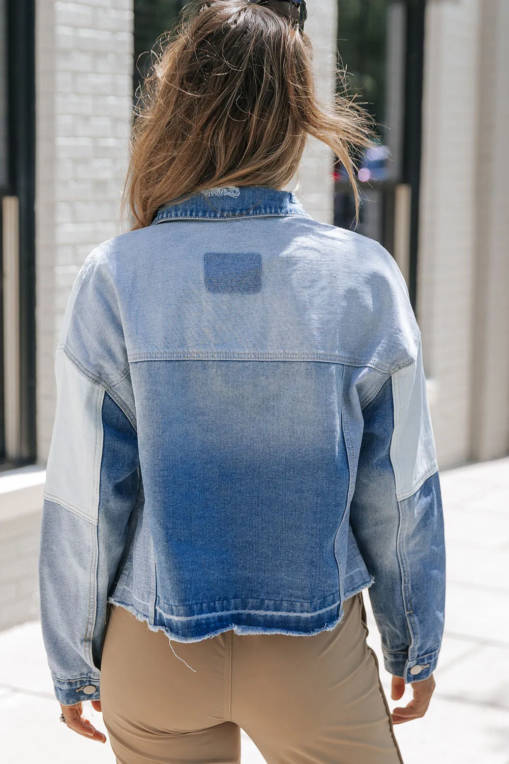 Veste en jean bleu ciel avec ourlet effiloché et patchwork